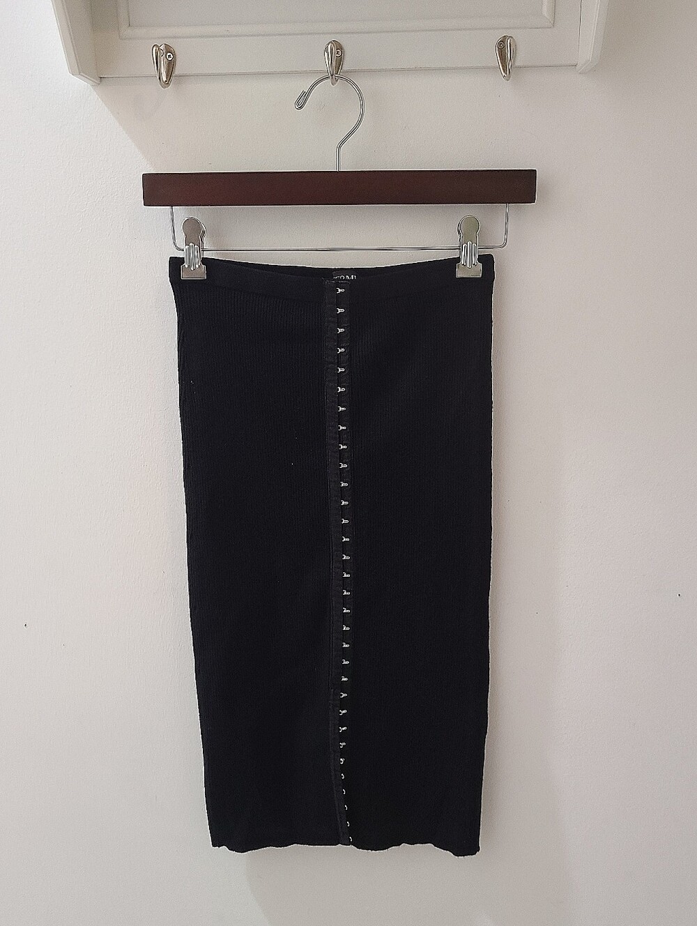 Intermix Black Ribbed Knit Clasped Fitted Midi Skirt Sz P/XS - Picture 3 of 9